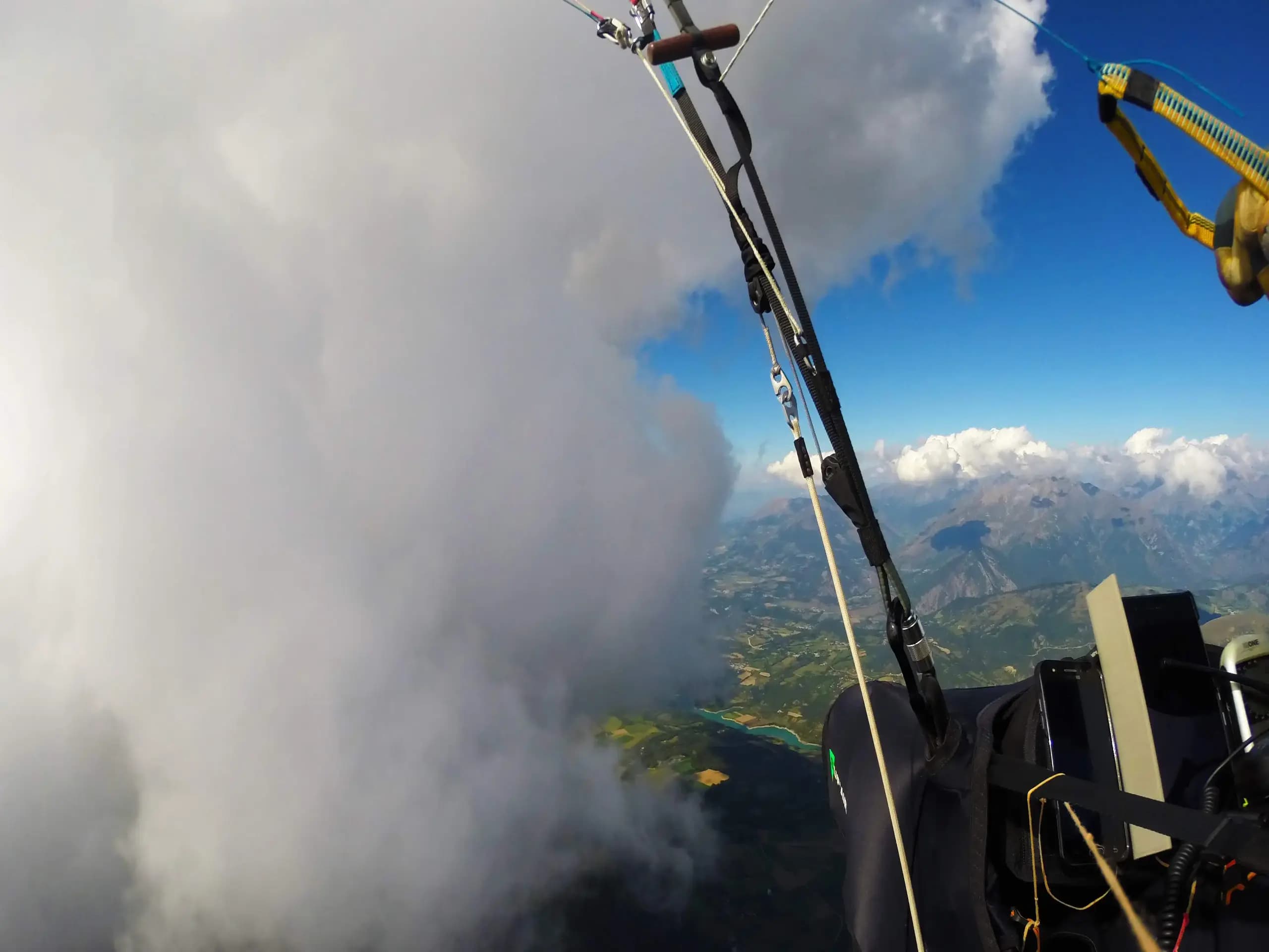 Parapente dans les nuages