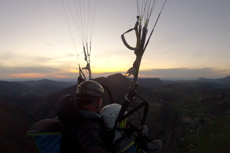 biplace au couché du soleil