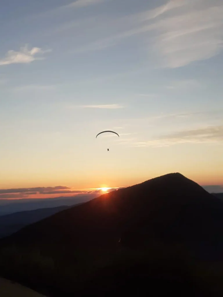 parapente couché de soleil
